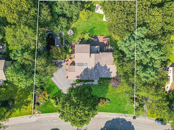 33 Peachtree Lane, Mount Sinai NY 11766