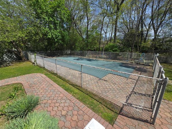9 Nolan Court, Hauppauge NY 11788