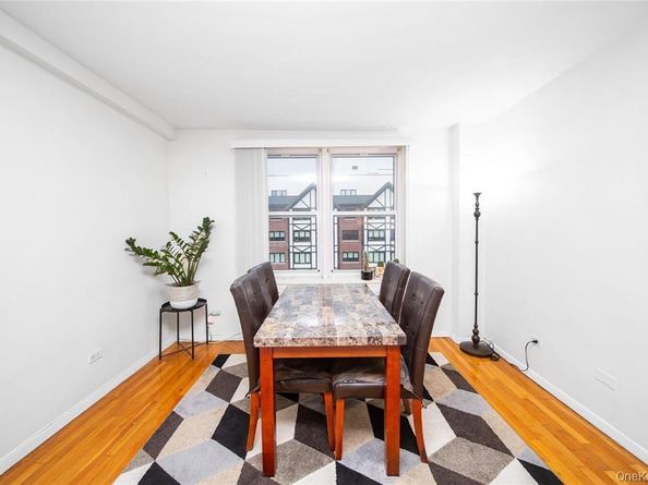 241-20 Northern Blvd 5E, Little Neck NY 11362