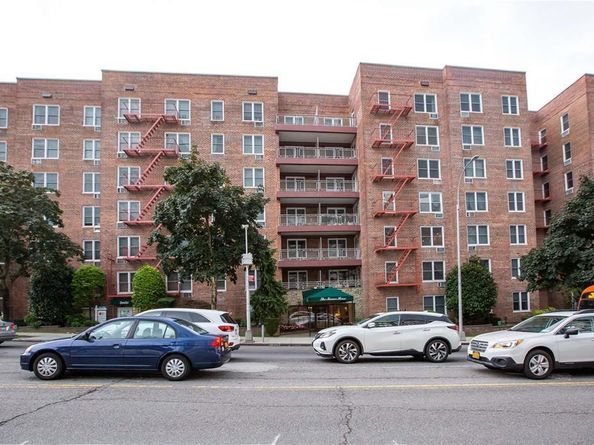 241-20 Northern 5E, Douglaston NY 11362