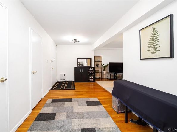 241-20 Northern Blvd 5E, Little Neck NY 11362