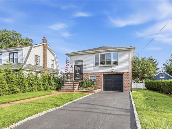 16 Netz Place, Albertson NY 11507