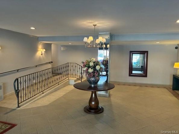 241-20 Northern Blvd 2C, Douglaston NY 11362
