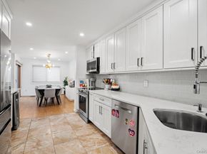 39 Chestnut Lane, Woodbury NY 11797