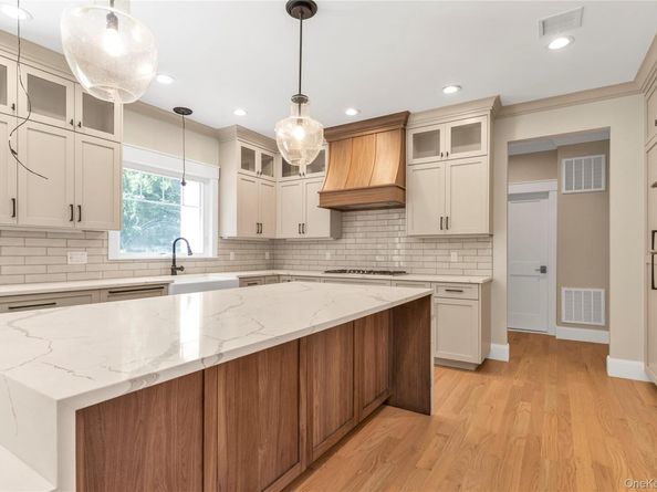 22 Northern Parkway E, Plainview NY 11803