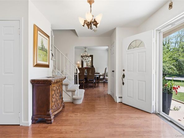 6 Carol Court, East Setauket NY 11733