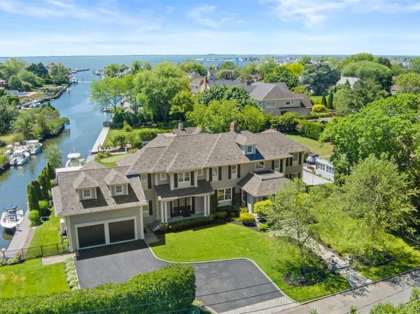 10 Magoun Road, West Islip NY 11795