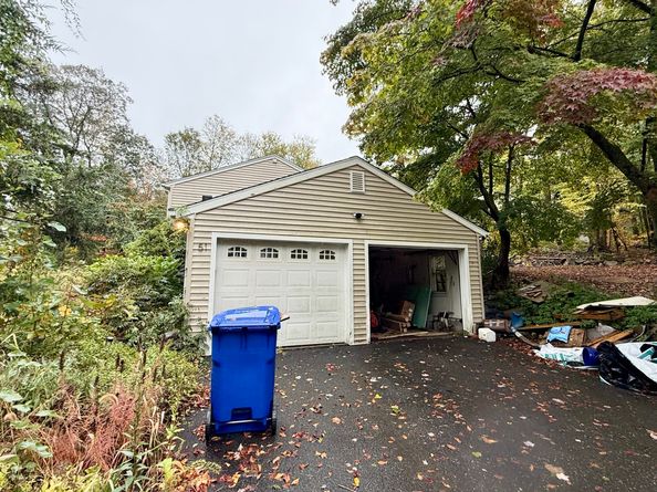 51 Ole Musket Lane, Danbury CT 06810
