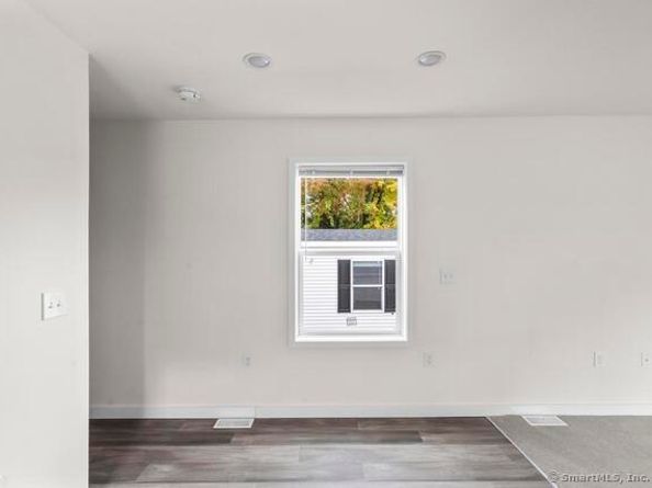  55 Sugar Street 28, Newtown CT 06470