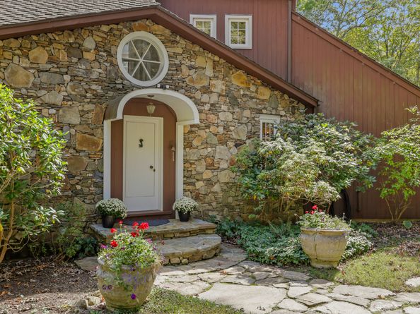 56 Cross Highway, Redding CT 06896