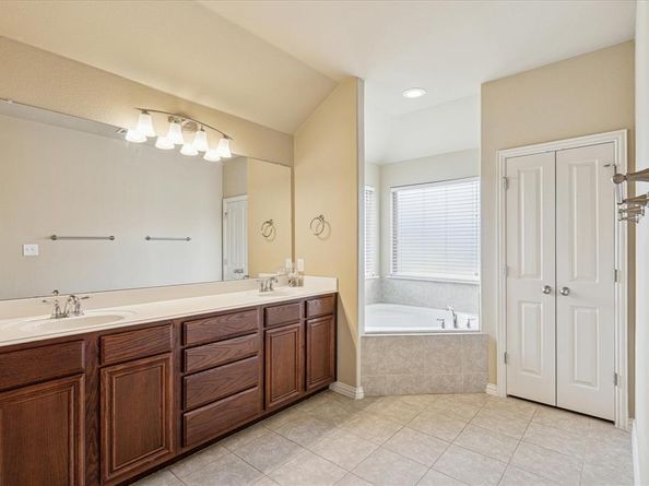 308  Valley Drive , Aubrey Texas 76227