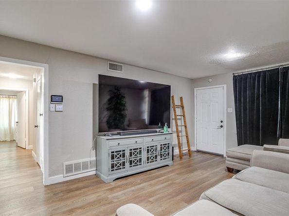 1725  Emerald Street , Grand Prairie Texas 75051