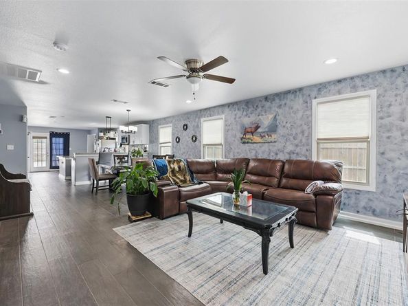 1200 E Annie Street , Fort Worth Texas 76104