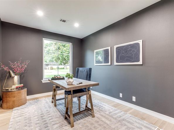 11207  Dwarfs Circle , Dallas Texas 75229