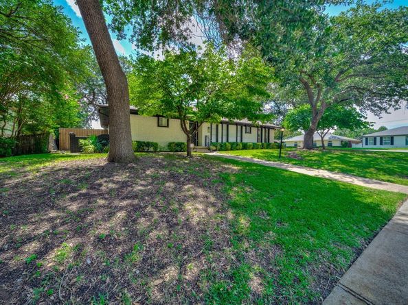 4606  Hazelhurst Lane , Dallas Texas 75227