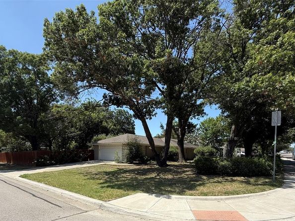 10607  Marsh Lane , Dallas Texas 75229