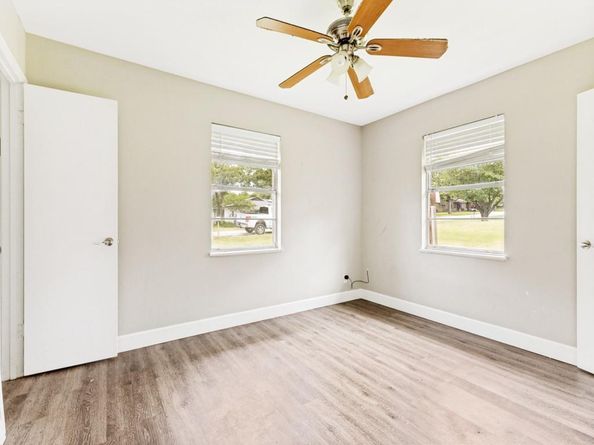 325  Walnut Avenue , Azle Texas 76020