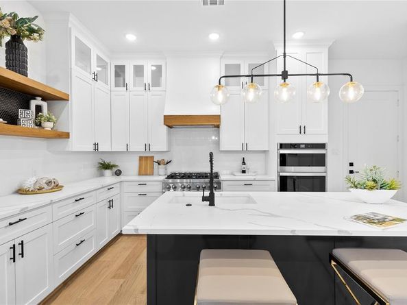 10434  Vinemont Street , Dallas Texas 75218