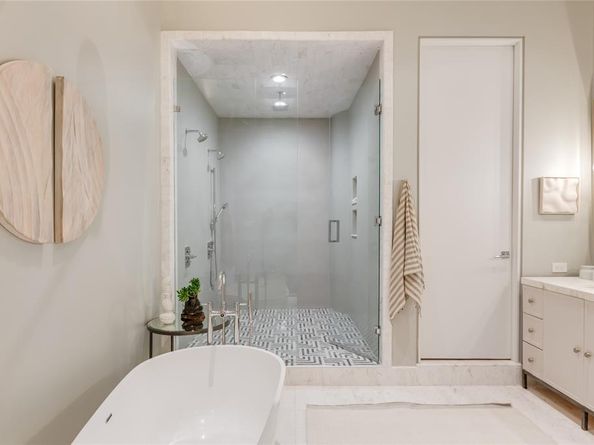 2430  Victory Park Lane  3204, Dallas Texas 75219