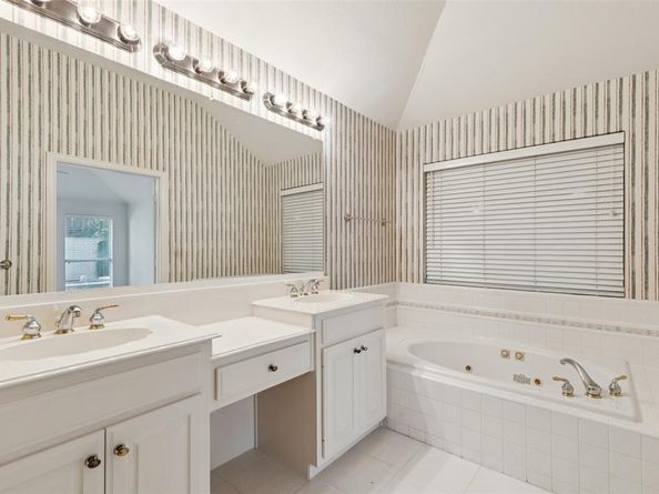 1404  Waterside Drive , Dallas Texas 75218