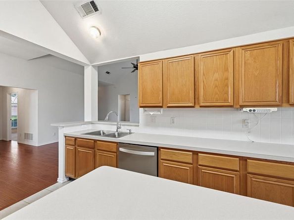 605  Kingfisher Lane , Arlington Texas 76002