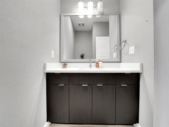 1565  Fiji Street , Dallas Texas 75203