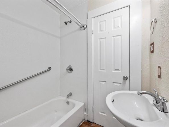 1016 E Arlington Avenue , Fort Worth Texas 76104