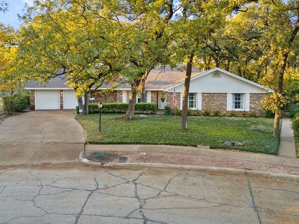 2637  Locksley Chase Drive , Irving Texas 75061