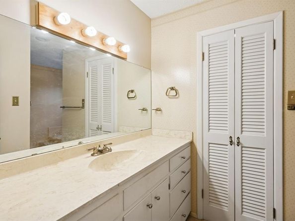 2637  Locksley Chase Drive , Irving Texas 75061