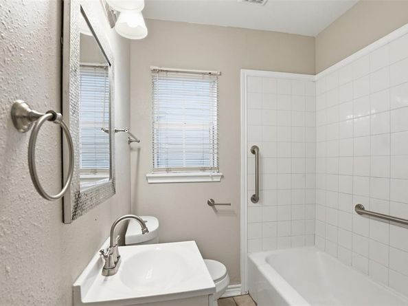 227 S Hampton Road , Dallas Texas 75208