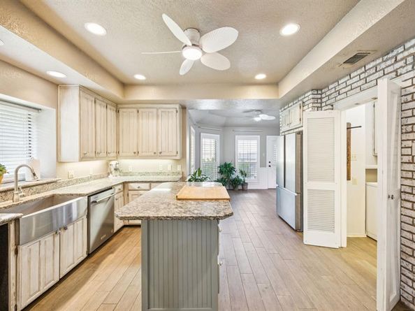6606  Canalview Drive , Arlington Texas 76016