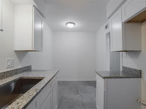 5055  Ridglea Lane  1105, Fort Worth Texas 76116