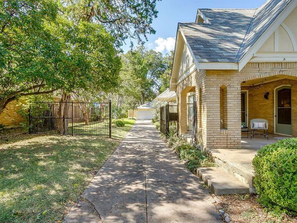 3000  6th Avenue , Fort Worth Texas 76110