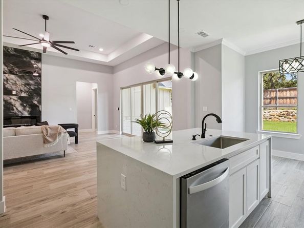 707  Ross Trail , Arlington Texas 76012