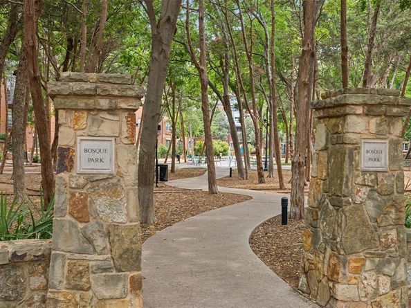 15741  Seabolt   28, Addison Texas 75001