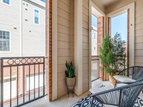 15741  Seabolt   28, Addison Texas 75001