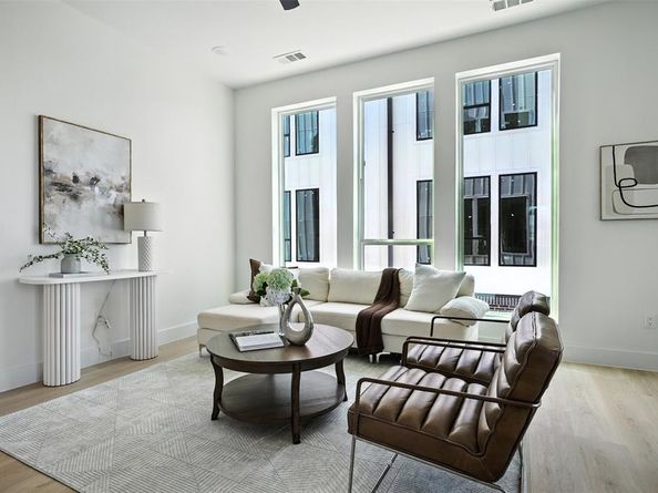 312 N Lancaster Avenue  102, Dallas Texas 75203