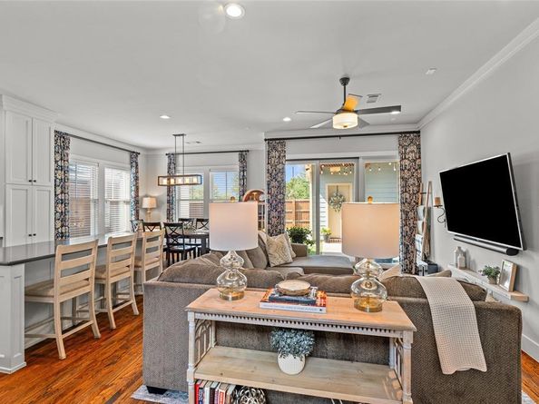 609 E Wall Street , Grapevine Texas 76051