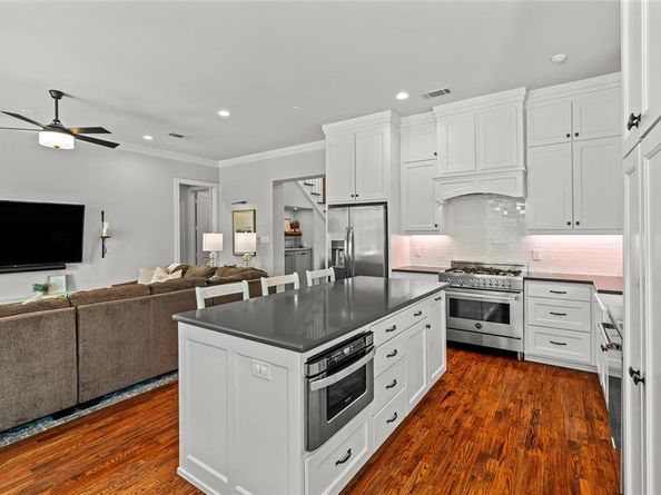 609 E Wall Street , Grapevine Texas 76051