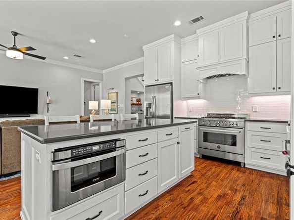 609 E Wall Street , Grapevine Texas 76051