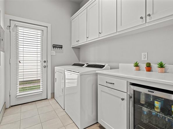 609 E Wall Street , Grapevine Texas 76051