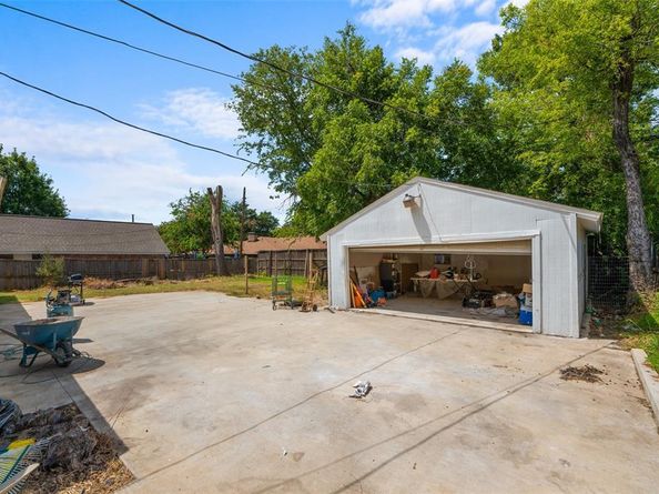 2405  Summit Drive , Irving Texas 75062