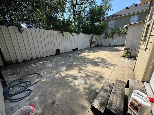 407 S Garrett Avenue , Dallas Texas 75223
