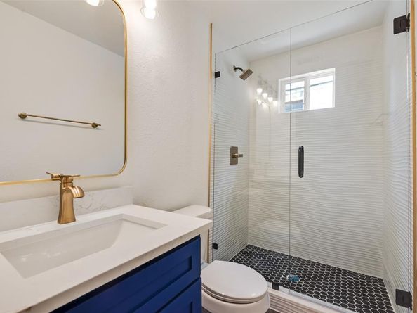 447 W Clarendon Drive , Dallas Texas 75208