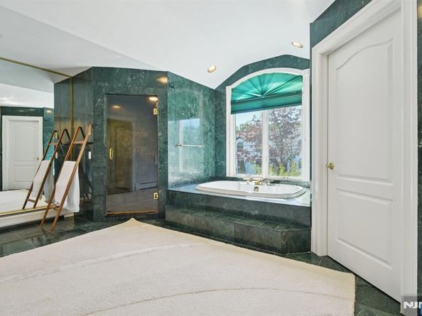 32 Laurie Drive, Englewood Cliffs NJ 07632