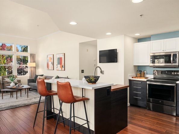2038 Newport Way NW 113, Issaquah WA 98027