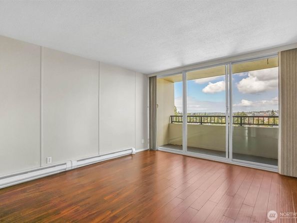 4540 8th Avenue NE 1403, Seattle WA 98105