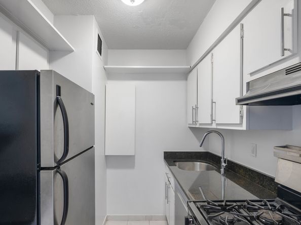 301 East 45th Street 19C, New York NY 10017