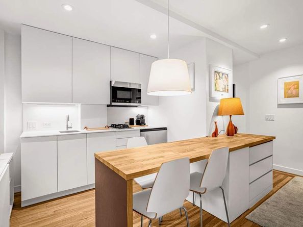 321 East 54th Street 8G, New York NY 10022