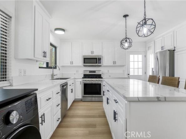 8400 Chimineas Avenue, Northridge (los Angeles) CA 91325